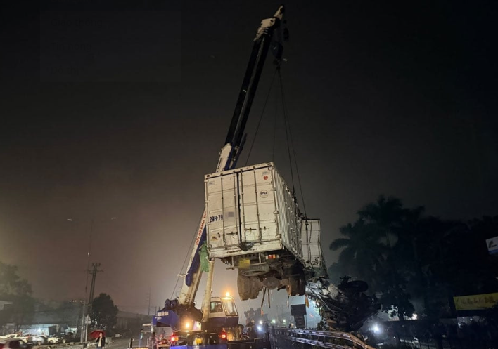 Đến 21h cùng ngày, lực lượng chức năng đã đưa thi thể 1 nạn nhân mắc kẹt ra bên ngoài. Đồng thời, ô tô tải được cẩu ra khỏi đường ray.
