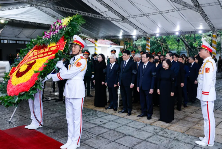 Đoàn Chủ tịch nước do Ủy viên Bộ Chính trị, Chủ tịch nước Lương Cường làm Trưởng đoàn vào viếng nguyên Chủ tịch nước Trần Đức Lương và chia buồn cùng gia quyến. Ảnh: VGP