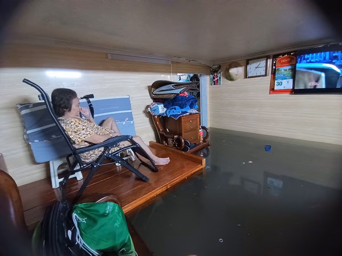 Không chỉ ngoài đường mà nhà cũng đã bị ngập, người dân phải kê đồ đạc lên cao.