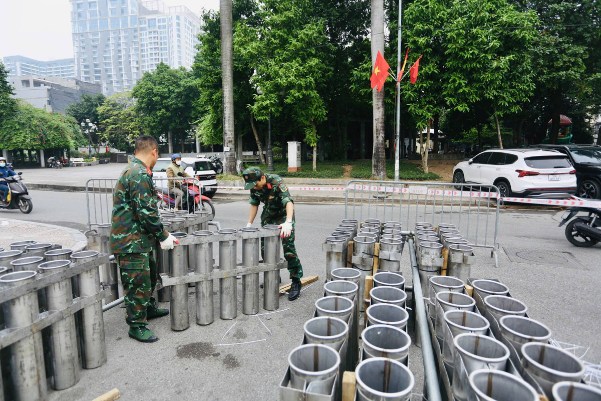 Khu vực bắn pháo hoa được khoanh vùng, kiểm soát chặt chẽ nhằm bảo đảm an toàn.