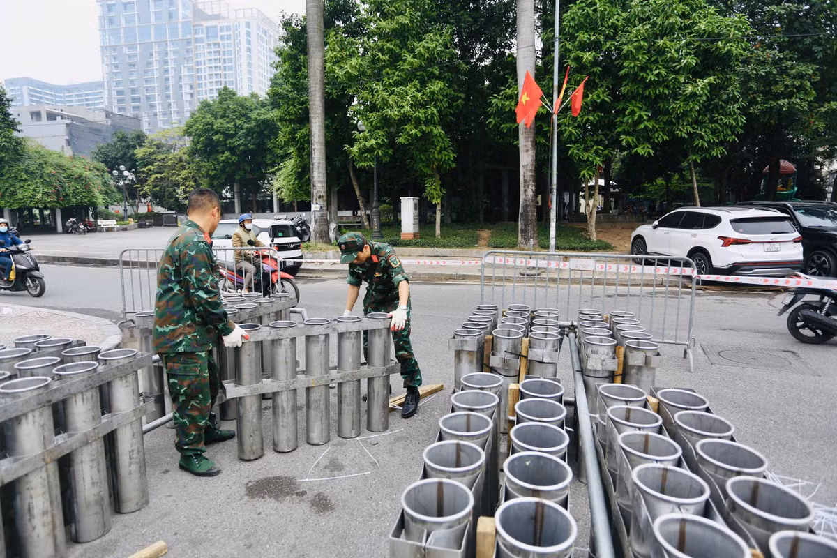 Khu vực bắn pháo hoa được khoanh vùng, kiểm soát chặt chẽ nhằm bảo đảm an toàn.