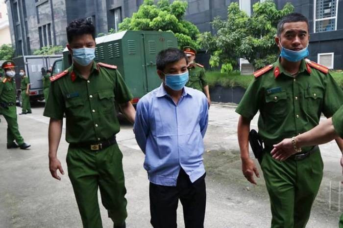 Đến khoảng 8h30 sáng, khi bà H đi từ nhà ra sân thì Ngọc Anh xuất hiện túm tay lôi bà này vào nhà kho. Dù bà H hứa trả tiền, nhưng Ngọc Anh nói: "Tao không tin mày". Lúc này, Ngọc Anh cầm một thanh sắt xoắn đánh bà H khiến nạn nhân ngã xuống đất. Sau khi sát hại vợ, Ngọc Anh giấu thi thể bà H và lái xe về nhà. Đến 22h cùng ngày, Ngọc Anh quay lại vào nhà lấy thi thể bà H cho lên xe ô tô chở đi. Đến khu vực cầu Đông Trù, hắn dừng xe và phi tang xác bà H xuống sông. ại phiên tòa ngày 1/9/2020, HĐXX TAND thành phố Hà Nội đã tuyên phạt Ngọc Anh mức án tử hình.(Ngọc Anh (ở giữa) bị tuyên án tử hình)