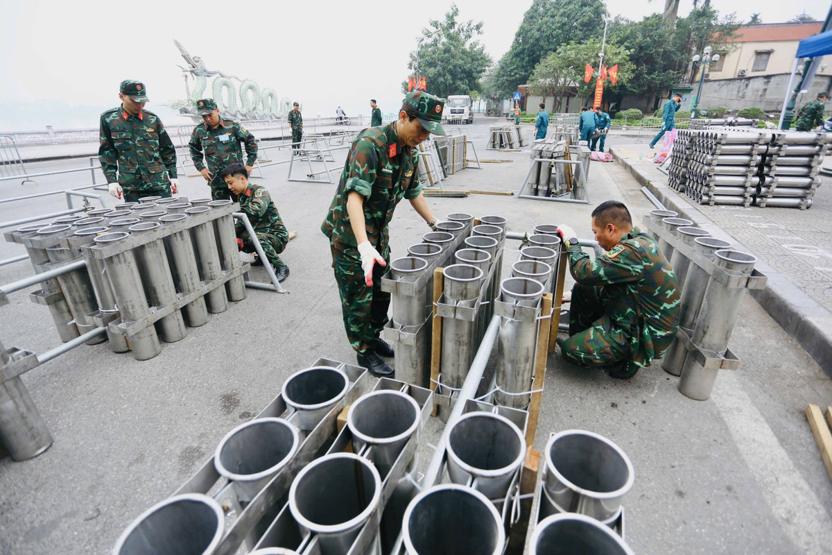 Các đơn vị đang khẩn trương hoàn tất lắp đặt dàn pháo, cố định khung giá, bố trí trận địa theo phương án phê duyệt.