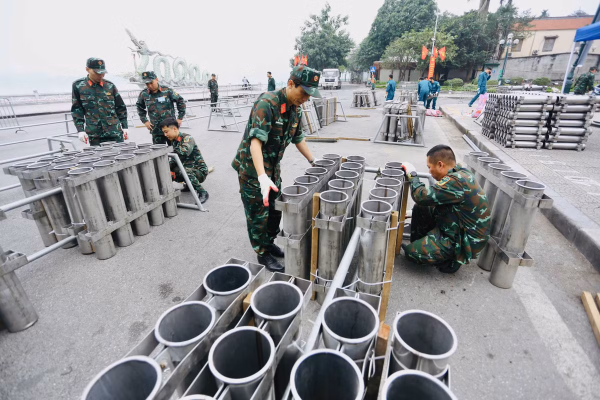 Các đơn vị đang khẩn trương hoàn tất lắp đặt dàn pháo, cố định khung giá, bố trí trận địa theo phương án phê duyệt.