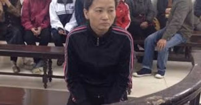 Ngày 27/5, Thúy nói chuyện điện thoại với anh C. nên biết hôm sau anh này sẽ ở nhà sửa bếp, chị T. ra lán trâu. Do đó, sáng 28/5/2014, Thúy nghiền viên bả thành bột rồi đi xe máy ra khu lán nhà anh C. Quan sát không thấy ai, Thúy đổ số bả chó vào cốc, lấy nước hòa vào rồi bỏ đi. Khi chị T ra lán, do trời nóng, khát nên chị này uống hết cốc nước có sẵn thuốc độc. Chỉ ít phút sau, chị T. tử vong.