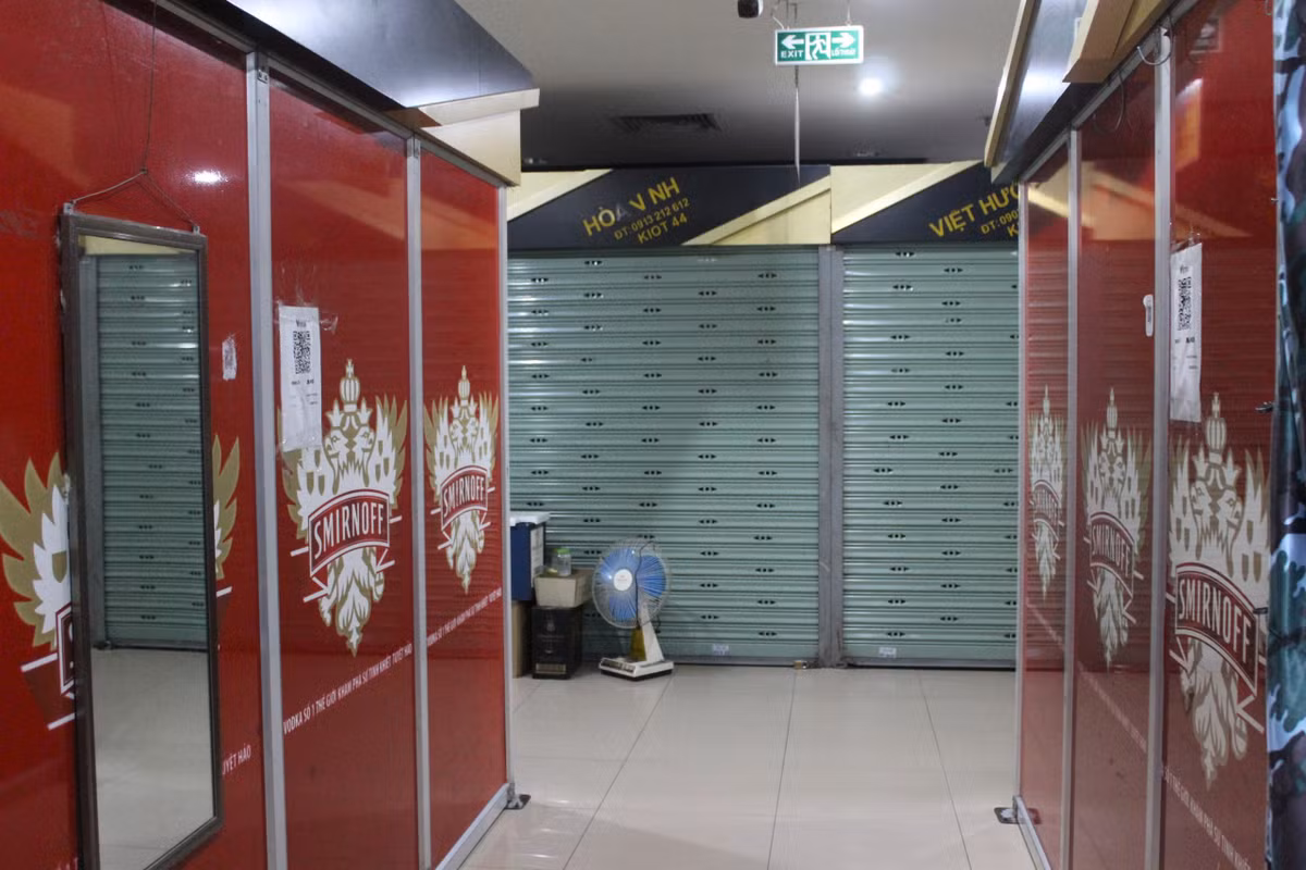 Theo một số người cho biết, nguyên nhân có thể là do các tiểu thương tránh việc kiểm tra của lực lượng chức năng về hóa đơn, xuất xứ hàng hóa trong đợt cao điểm.