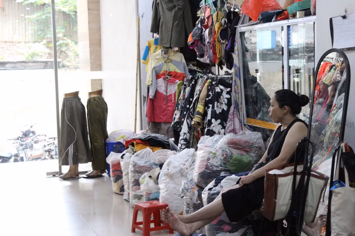 Số ít gian hàng mở cửa thì rất vắng khách.