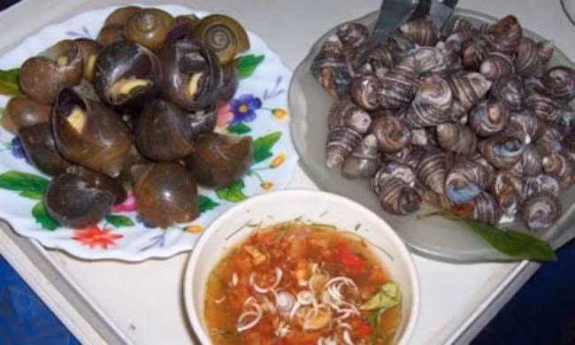 Đúng dịp nghỉ hè, tối hôm ấy, khi Quảng và Hải đang đi chơi thì được một người rủ đi uống rượu ốc. Theo Hải giới thiệu, người này tên T, nhà ở cùng xóm. Hai thanh niên trẻ nhanh chóng say mềm. Khi ngồi cùng, cả hai đều bị anh T cầm tay, ôm vai, có hành động khác lạ. Sau buổi tối hôm ấy, Quảng và Hải phán đoán có lẽ anh T là người đồng tính. (Ảnh minh họa, nguồn internet)