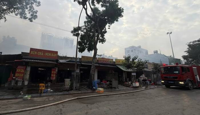 Sau một thời gian nỗ lực chữa cháy, cùng với phối hợp của chính quyền địa phương và quần chúng người dân, đến khoảng 4 giờ 57 phút cùng ngày, lực lượng Cảnh sát PCCC&amp;CNCH đã khống chế được đám cháy, không để cháy lan ra các khu vực còn lại của cơ sở và nhà dân xung quanh.