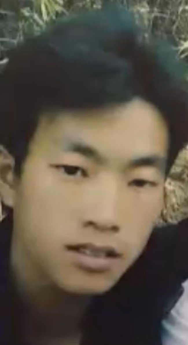 Ngày 27/6/2019, theo hẹn, Lở đứng bên kia bờ kè Trung Quốc, nhìn thấy cán bộ đi cùng em trai mình, hắn quay ngược về phía Trung Quốc. Khoảng 1 giờ sau, Lở quay lại, lội xuống sông một đoạn thì vòng lên bờ. Sau 3 lần lội đi, lội lại, Lở mới lội suối về Việt Nam và bị bắt giữ. Tại cơ quan điều tra, Lở khai nhận trước đây, bà Mẩy có đến nhà và chửi Lở về tội ăn cắp. Do đó, vào 17h ngày 20/6/2019, sau khi đi chợ phiên về, thấy bà Mẩy một mình đi lên lán nương thì nảy sinh ý định giết để trả thù. Lở âm thầm đến gần đẩy ngã bà Mẩy, kéo xuống khe nước cạn rồi sát hại. Với hành vi phạm tội của mình đối tượng đã phải trả giá đắt trước pháp luật.