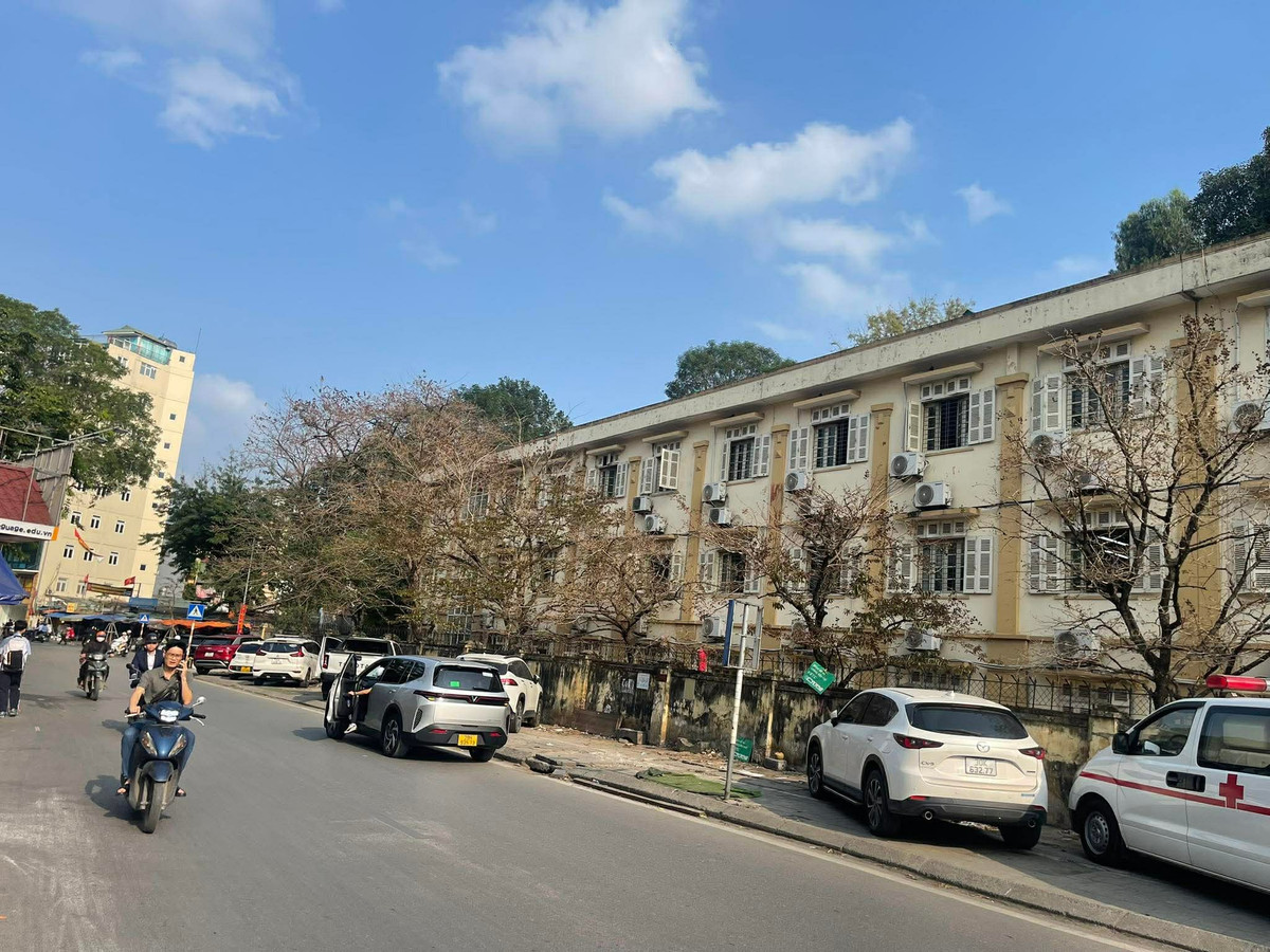 Việc chiếm dụng không gian công cộng không chỉ gây hư hại hạ tầng mà còn làm khuất tầm nhìn của các phương tiện khi tham gia giao thông tại nút giao này, tiềm ẩn nhiều nguy cơ mất an toàn giao thông.