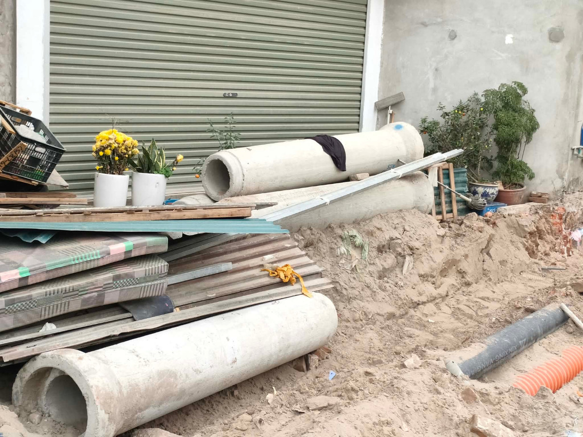Tình trạng vỉa hè ngổn ngang vật liệu xây dựng vẫn đang tiếp tục diễn ra tại khu vực đường gom phía Đầm Hồng, với nhiều đoạn bị đào xới dở dang, gạch đá, cát sỏi tập kết tràn lan, thậm chí lấn xuống lòng đường. Không ít vị trí chưa được che chắn, rào chắn còn sơ sài, tiềm ẩn nguy cơ mất an toàn cho người đi bộ và gây cản trở giao thông, đặc biệt vào giờ cao điểm.