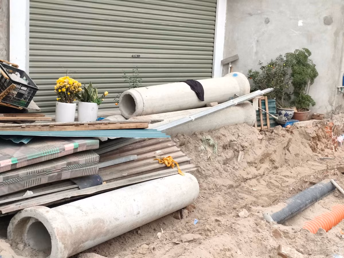 Tình trạng vỉa hè ngổn ngang vật liệu xây dựng vẫn đang tiếp tục diễn ra tại khu vực đường gom phía Đầm Hồng, với nhiều đoạn bị đào xới dở dang, gạch đá, cát sỏi tập kết tràn lan, thậm chí lấn xuống lòng đường. Không ít vị trí chưa được che chắn, rào chắn còn sơ sài, tiềm ẩn nguy cơ mất an toàn cho người đi bộ và gây cản trở giao thông, đặc biệt vào giờ cao điểm.