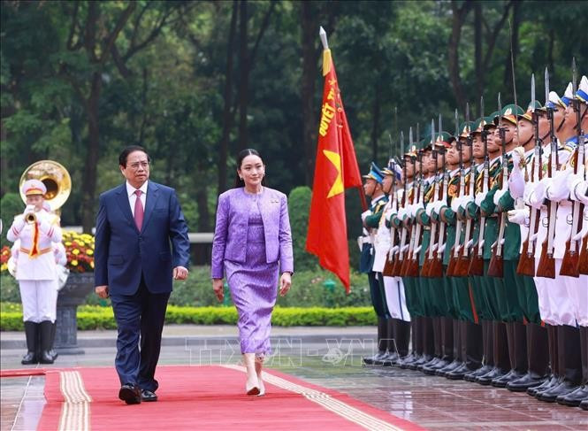 Thủ tướng Phạm Minh Chính và Thủ tướng Thái Lan Paetongtarn Shinawatra duyệt Đội danh dự Quân đội nhân dân Việt Nam. Ảnh: Dương Giang/TTXVN 1-8319.jpg