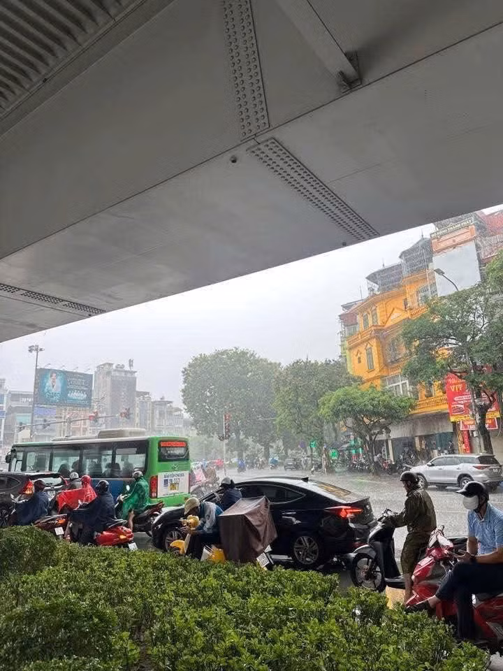 Cơn mưa lớn chiều nay khiến nhiều người dân phải trú tại cây cầu thuộc khu vực đường Nguyễn Chí Thanh.