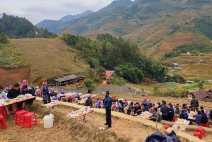 Cuộc sống hôn nhân của hai người những năm đầu trôi đi trong êm đềm, hạnh phúc. Hằng ngày, Lưu đi dạy học, trong khi anh Kh. miệt mài, chăm chỉ với công việc buôn bán ngoài chợ. Sau mỗi ngày lao động mệt nhọc, tối về họ lại đoàn tụ bên nhau trong tổ ấm nhỏ đơn sơ. Năm 1998, hai vợ chồng sung sướng khi chào đón cậu con trai đầu lòng. (Ảnh minh họa, nguồn internet)