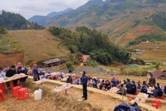 Cuộc sống hôn nhân của hai người những năm đầu trôi đi trong êm đềm, hạnh phúc. Hằng ngày, Lưu đi dạy học, trong khi anh Kh. miệt mài, chăm chỉ với công việc buôn bán ngoài chợ. Sau mỗi ngày lao động mệt nhọc, tối về họ lại đoàn tụ bên nhau trong tổ ấm nhỏ đơn sơ. Năm 1998, hai vợ chồng sung sướng khi chào đón cậu con trai đầu lòng. (Ảnh minh họa, nguồn internet)