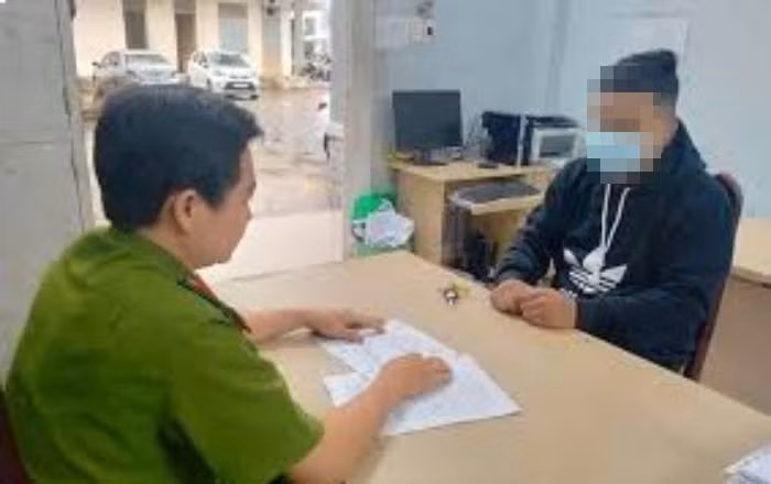 Dù em trai đã khai báo toàn bộ vụ việc nhưng khi được mời lên, người anh vẫn không nhận tội. Người này liên tục kêu oan, bảo không biết gì về vụ án mạng. Ở phòng bên cạnh, Phúc rất bình tĩnh tố cáo hết hành vi phạm tội của anh mình. Trong quá trình lấy lời khai, điều tra viên phát hiện sau lưng Phúc có nhiều vết trầy khó hiểu nên chuyển hướng đấu tranh sang kẻ này. (Ảnh minh họa, nguồn internet)