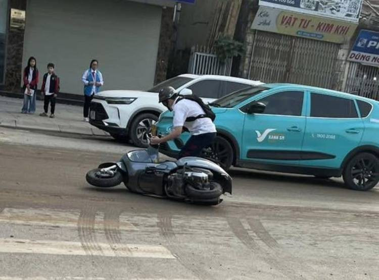 Trên mạng xã hội, nhiều người dân cũng chia sẻ hình ảnh, cảnh báo những người di chuyển qua tuyến đường Tô Hiệu – Quang Trung cần đặc biệt chú ý, giảm tốc độ và quan sát kỹ để tránh xảy ra tai nạn. Lãnh đạo Đội CSGT đường bộ số 7 cho biết, đơn vị đã nắm được thông tin về sự việc và đang khẩn trương phối hợp với các lực lượng chức năng liên quan để khắc phục tình trạng trơn trượt trên mặt đường. Bên cạnh việc xử lý hiện trường nhằm đảm bảo an toàn giao thông, lực lượng chức năng cũng đang tiến hành xác minh các phương tiện chở đất làm rơi vãi bùn ra đường để xử lý theo quy định của pháp luật.