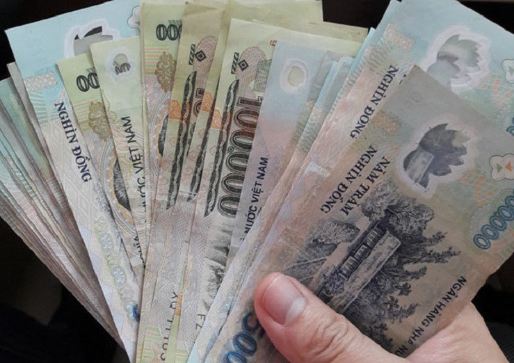 Trên đầu nạn nhân có rất nhiều thương tích do vật tày gây ra, dẫn đến mất máu, tử vong. Công an nhận định, bà N bị ai đó đánh rất mạnh từ phía sau và ngã gục ngay lập tức. Tại hiện trường, phát hiện nhiều vết màu nâu nghi máu bắn trên tường, cửa ra vào. Bà N vốn sống một mình, con cái đều ở nơi khác. Theo người nhà, trước đó vài ngày, bà N đang có khoản tiền khoảng 10 đến 20 triệu. Tuy nhiên, khi khám nghiệm, công an đã không tìm thấy số tài sản trên. Như vậy, đây là dấu hiệu của một vụ án giết người, cướp tài sản. (Ảnh minh họa, nguồn internet)