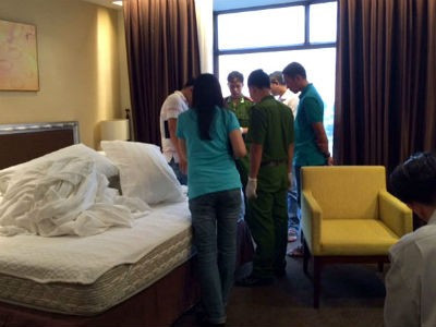 Nạn nhân tử vong trước đó vài giờ, trên cơ thể có 2 vết thương được gây nên bởi vật sắc nhọn. Cơ quan công an tiến hành khám nghiệm tỉ mỉ, nhưng không phát hiện ra thêm dấu vết bất thường nào. Nạn nhân có dấu hiệu bị mất một số giấy tờ, tiền mang theo. Những chi tiết này đưa các điều tra viên Công an tỉnh Vĩnh Phúc đến nhận định, vụ án xuất phát từ mâu thuẫn tình ái, hung thủ ra tay xong đã lấy tài sản của nạn nhân. (Ảnh minh họa, nguồn internet)