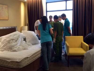 Nạn nhân tử vong trước đó vài giờ, trên cơ thể có 2 vết thương được gây nên bởi vật sắc nhọn. Cơ quan công an tiến hành khám nghiệm tỉ mỉ, nhưng không phát hiện ra thêm dấu vết bất thường nào. Nạn nhân có dấu hiệu bị mất một số giấy tờ, tiền mang theo. Những chi tiết này đưa các điều tra viên Công an tỉnh Vĩnh Phúc đến nhận định, vụ án xuất phát từ mâu thuẫn tình ái, hung thủ ra tay xong đã lấy tài sản của nạn nhân. (Ảnh minh họa, nguồn internet)