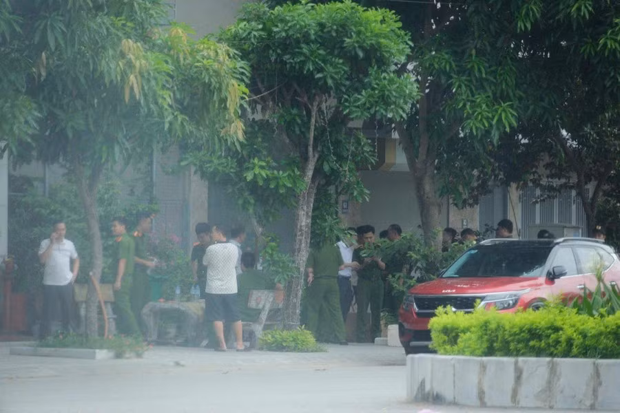 Tháng 7/2010, Tòa án nhân dân huyện Hà Trung mở phiên tòa xét xử vụ án. Tuy nhiên, tại phiên tòa, Vi có biểu hiện bất thường về tâm thần. Theo đề nghị của gia đình bị cáo, tòa đã phải tạm đình chỉ phiên tòa. (Hinh ảnh: Cảnh sát có mặt tại nhiều địa điểm được cho là nơi ở, nơi làm việc của "đại ca" Vi "ngộ")