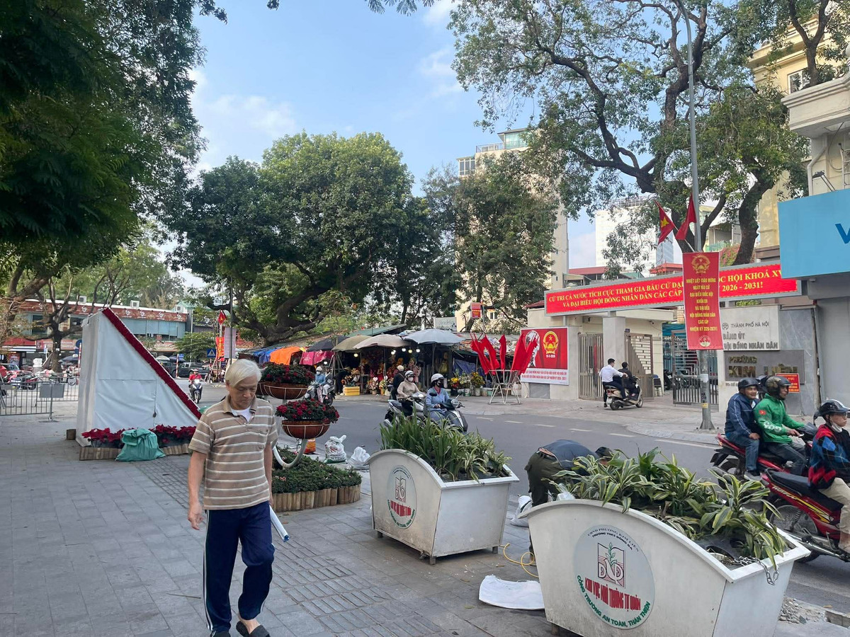 Không gian vỉa hè thông thoáng dành cho người đi bộ.