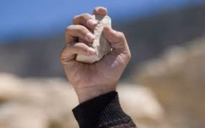 Theo hồ sơ vụ án, giáp Tết năm 1996,Trần Thanh Hiệp (Thanh Liêm, Hà Nam - cũ), khi đó mới 25 tuổi trở về quê ăn Tết. Trên đường về nhà sau 1 năm làm việc vất vả, Hiệp vô tình gặp người hàng xóm tên A. Bất giác nhớ lại anh A từng lấy đá ném mình, Hiệp đi tới, chặn đường để nói chuyện. (Ảnh minh họa, nguồn internet)