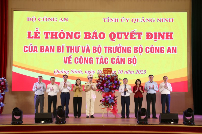 Theo đó, Ban Bí thư quyết định điều động Thiếu tướng Trần Văn Phúc, Ủy viên Ủy ban Kiểm tra Trung ương khóa XIII, Ủy viên Ban Thường vụ Tỉnh ủy, Bí thư Đảng ủy, Giám đốc Công an tỉnh Quảng Ninh, đến nhận nhiệm vụ tại Ủy ban Kiểm tra Trung ương. Bộ trưởng Công an giao Đại tá Vũ Thanh Tùng, Phó Giám đốc Công an tỉnh, phụ trách Công an tỉnh Quảng Ninh. (Ảnh: Ban Thường vụ Tỉnh ủy Quảng Ninh chúc mừng Thiếu tướng Trần Văn Phúc)