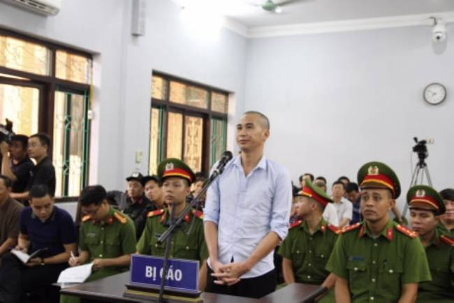 Bị phát hiện, Tráng lao nhanh qua cửa ngách, nhảy sang tường rào rồi biến mất. Tráng những tưởng, sự lưu manh của mình và được bóng đêm đồng lõa có thể giúp hắn vô hình sau khi gây án. Nhưng gã bị bắt giữ chỉ sau 17 ngày. Tháng 8/2019, Tráng đứng trước vành móng ngựa và chịu mức án tử hình cho hành vi tước đoạt mạng sống người khác.