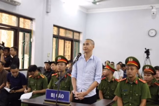 Bị phát hiện, Tráng lao nhanh qua cửa ngách, nhảy sang tường rào rồi biến mất. Tráng những tưởng, sự lưu manh của mình và được bóng đêm đồng lõa có thể giúp hắn vô hình sau khi gây án. Nhưng gã bị bắt giữ chỉ sau 17 ngày. Tháng 8/2019, Tráng đứng trước vành móng ngựa và chịu mức án tử hình cho hành vi tước đoạt mạng sống người khác.