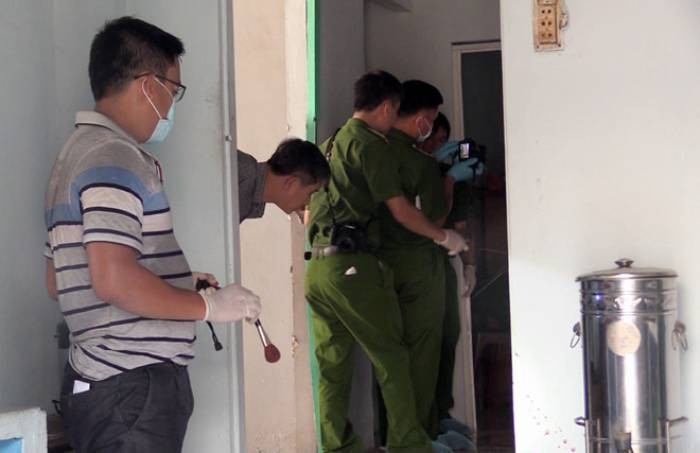 Sáng 6/1/2016, sốt ruột vì đã 2 ngày không thấy chị gái đâu, gọi điện thoại cũng không được, người em gái đã trình báo công an xã và đi cùng đến nhà bà H. Khi phá cửa vào bên trong, một mùi hôi thối nồng nặc bốc ra, căn phòng lộn xộn với đồ đạc bị xô đổ. Bà H được phát hiện đã tử vong. Tại hiện trường, Công an tỉnh Hải Dương xác định, bà H đã tử vong trước đó khoảng từ 48 đến 72 giờ. Trên người nạn nhân xuất hiện vài vết thương, vùng mặt, đầu có biến dạng. Nguyên nhân chết là do ngạt thở. (Ảnh minh họa, nguồn internet)