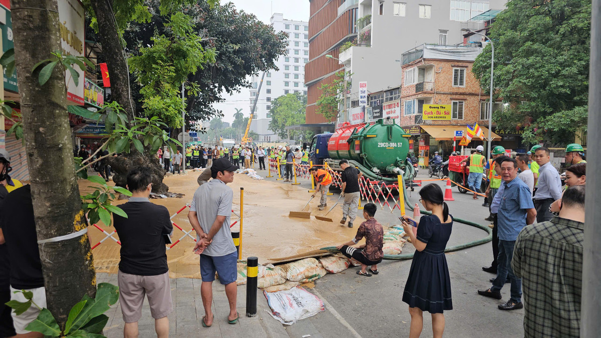 "Trong quá trình khoan, phụ gia khoan hầm được phun áp lực để giữ ổn định đất trước gương đào. Khi gặp phải lỗ hở như giếng nước, lỗ khoan, phụ gia khoan hầm sẽ theo các lỗ rỗng này trào lên mặt đất. Hiện tượng này chỉ xảy ra trong thời gian ngắn và kết thúc ngay sau khi máy TBM khoan qua và lắp đặt vỏ hầm. Đây là một hiện tượng thông thường trong quá trình thi công các công trình khoan hầm trong đô thị" - MRB thông tin.