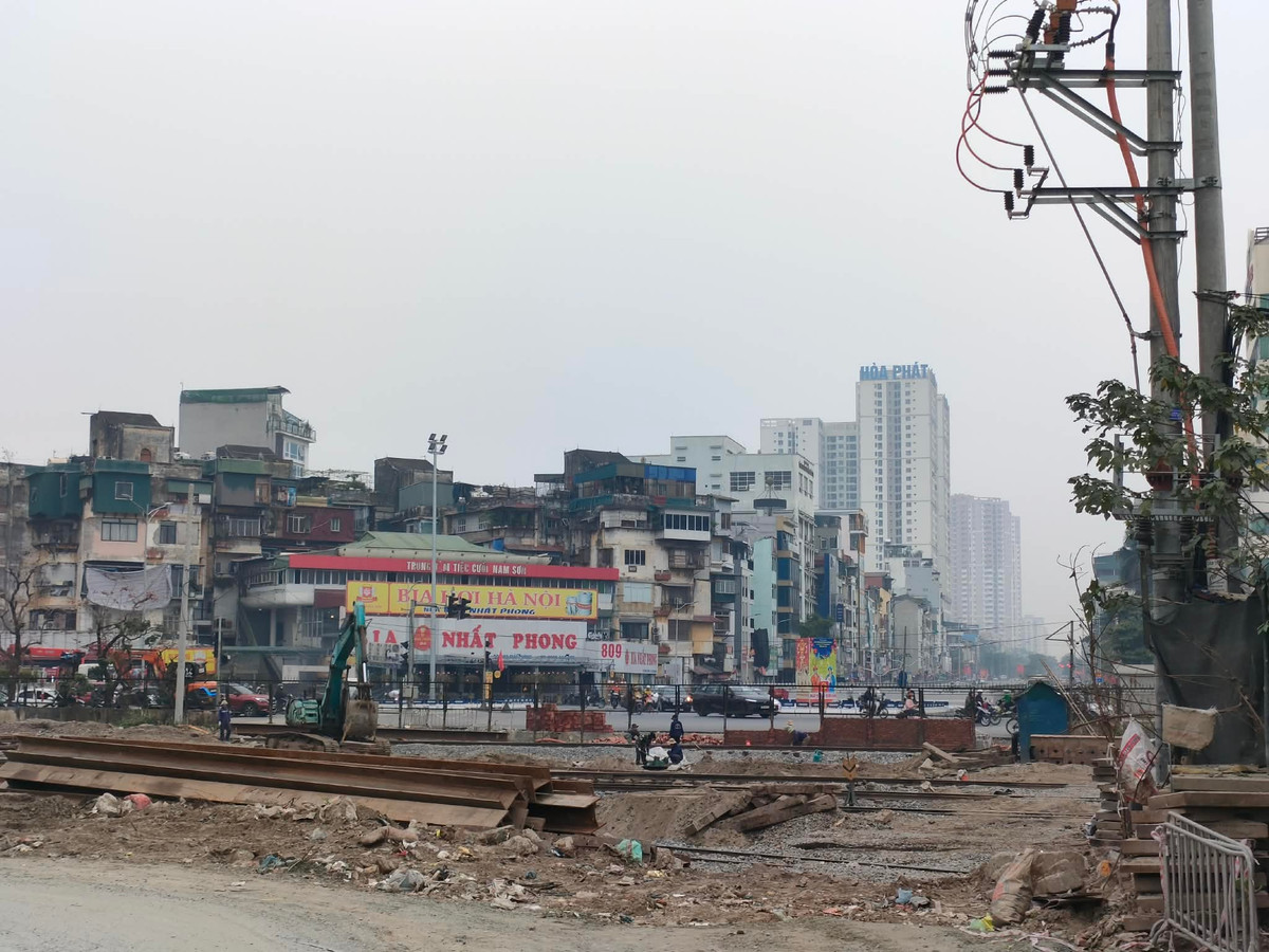 Cụ thể, tại trung tâm nút giao, phần mặt bằng hầm chui qua ga Giáp Bát cũng chưa xong việc thi công hoàn trả mặt bằng.