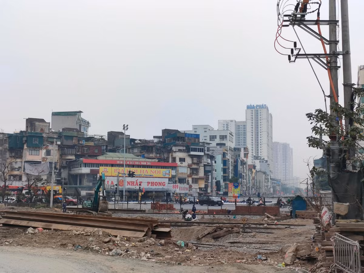 Cụ thể, tại trung tâm nút giao, phần mặt bằng hầm chui qua ga Giáp Bát cũng chưa xong việc thi công hoàn trả mặt bằng.