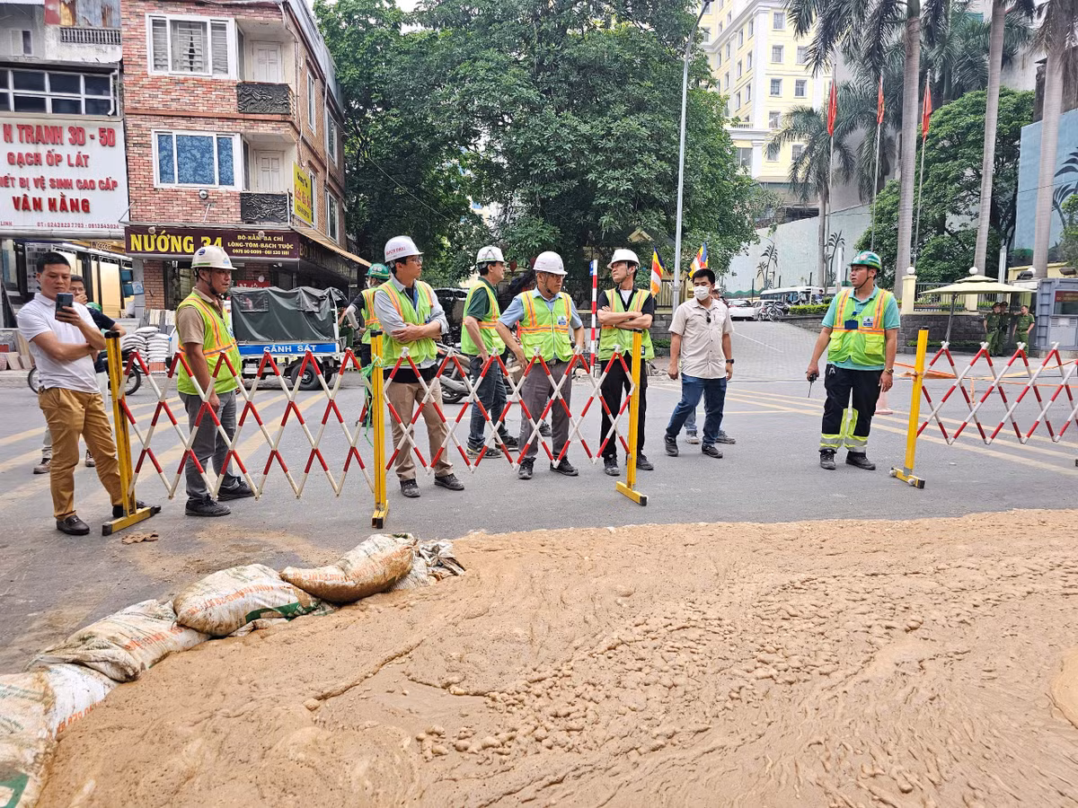 Một lãnh đạo Ban quản lý đường sắt đô thị Hà Nội (MRB) xác minh thông tin trên và cho biết đang họp bàn với các đơn vị liên quan để tìm nguyên nhân, hướng xử lý. "Thông tin chi tiết về sự việc đang đợi phía công trình báo cáo và sẽ thông tin với báo chí ngay sau khi có kết quả", vị này nói.