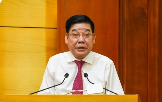 Quá trình công tác, Trung tướng Nguyễn Văn Gấu từng đảm nhiệm các vị trí lãnh đạo khác nhau. Cụ thể: Trước 2019, ông là Đại tá, Phó chính ủy, Chính ủy Sư đoàn bộ binh 8; Chủ nhiệm chính trị Quân khu 9.