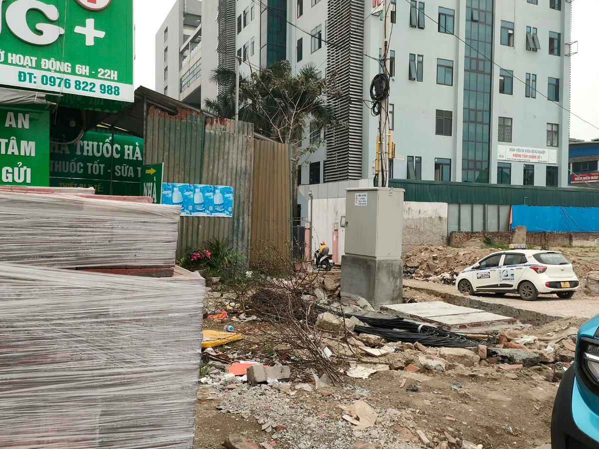 “Đường rộng hơn nên xe cộ đi lại dễ dàng, đỡ ùn tắc. Nhưng vỉa hè trước cửa nhà vẫn còn đang làm dở, vật liệu để ngổn ngang nên việc buôn bán gặp nhiều khó khăn. Mong là các đơn vị sớm hoàn thiện để người dân ổn định sinh hoạt", Một người dân sống tại nơi đây nói.