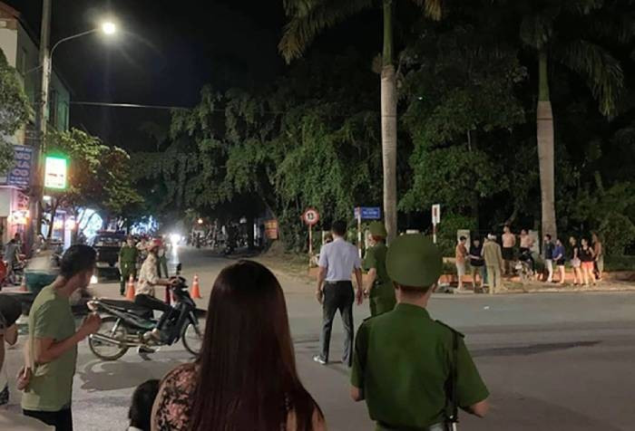 Ngay trong đêm, Công an tỉnh Lạng Sơn và Công an huyện Cao Lộc đã lập tức phong tỏa hiện trường, điều tra vụ việc và truy vết nghi phạm gây án. Nghi phạm là nam giới đội mũ lưỡi trai, dùng súng AK47 từ đằng sau nhà bắn 4 phát qua cửa sổ gian bếp, 1 viên trúng cháu P.T.P khiến nạn nhân gục xuống, tử vong tại chỗ. Nghi phạm đi vòng ra phía ngoài nhà tiếp tục nổ súng liên tiếp. (Ảnh minh họa, nguồn internet)