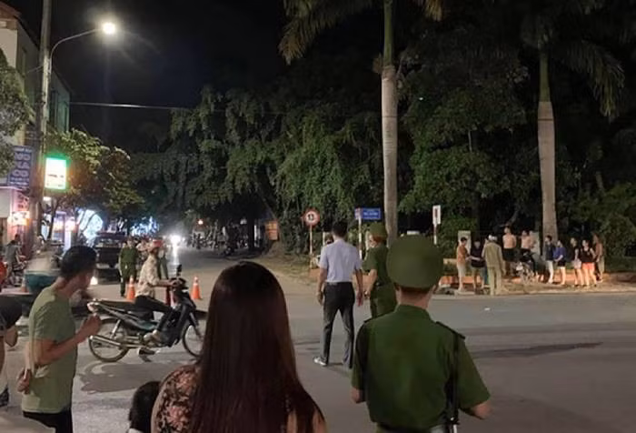 Ngay trong đêm, Công an tỉnh Lạng Sơn và Công an huyện Cao Lộc đã lập tức phong tỏa hiện trường, điều tra vụ việc và truy vết nghi phạm gây án. Nghi phạm là nam giới đội mũ lưỡi trai, dùng súng AK47 từ đằng sau nhà bắn 4 phát qua cửa sổ gian bếp, 1 viên trúng cháu P.T.P khiến nạn nhân gục xuống, tử vong tại chỗ. Nghi phạm đi vòng ra phía ngoài nhà tiếp tục nổ súng liên tiếp. (Ảnh minh họa, nguồn internet)