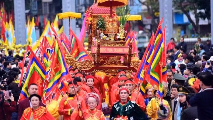 Vào ngày lễ chính (ngày 13 tháng Giêng) với các nghi thức rước, tế lễ các thành hoàng các làng, lăng quận công Đỗ Nguyên Thụy, các danh thần liệt nữ của quê hương tại đền Cổ Lũng, lăng Hồng Vân, dâng hương cúng Phật, cúng bà mụ Ả ở chùa Hồng Ân. Trong lễ tế có nghi thức hát quan họ thờ thần. Ngoài phần lễ, hội còn có nhiều trò chơi dân gian như đấu vật, đấu võ, đấu cờ, thi dệt cửi, nấu cơm, đu tiên,… và đặc sắc nhất là phần hát hội thu hút đông đảo du khách. (Ảnh: Internet)