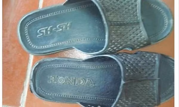 Tại đây phát hiện nhiều bó cỏ đã héo và một chiếc gùi, một đôi dép tổ ong đã cũ được giấu trong ngách đá. Ở giữa bậc thứ nhất cách miệng hang 3m trên một mô đất có nhiều vết cào còn mới. Tiến hành cuốc lớp đất lên thì phát hiện nạn nhân đã chết, có vết thắt quanh cổ. Qua công tác khám nghiệm hiện trường, khám nghiệm tử thi, lực lượng CSĐT đã nhận định, cháu bé bị hiếp và bị xiết cổ đến chết. (Ảnh minh họa, nguồn internet)