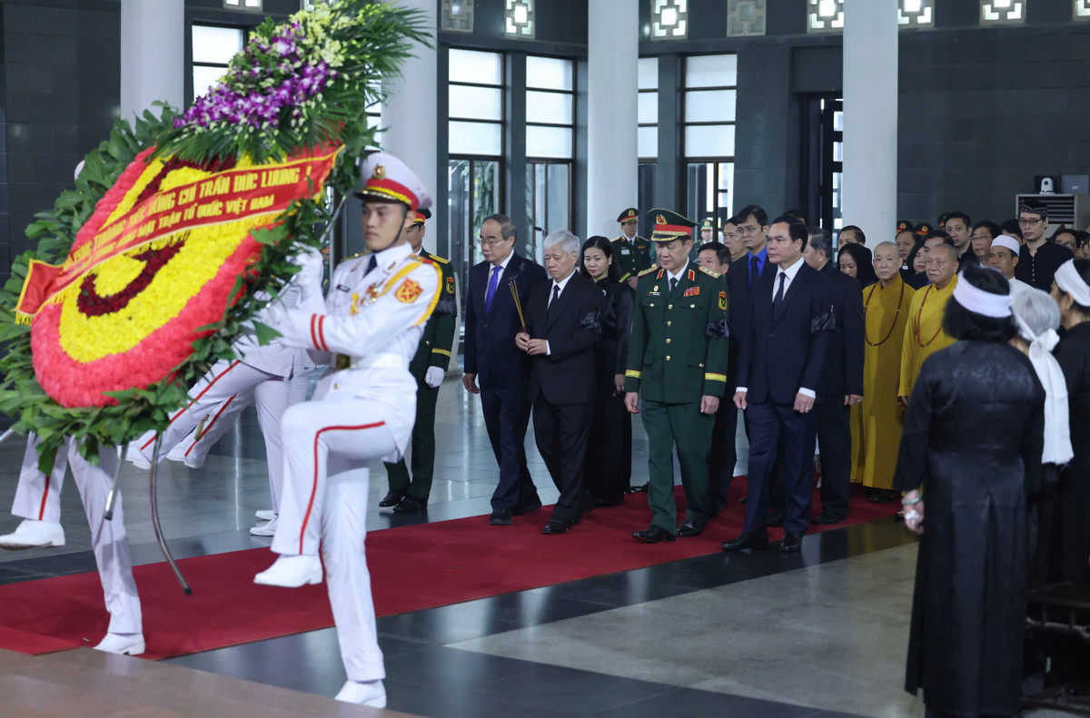 Đoàn Ủy ban Trung ương MTTQ Việt Nam do Ủy viên Bộ Chính trị, Chủ tịch Ủy ban Trung ương MTTQ Việt Nam Đỗ Văn Chiến làm Trưởng đoàn vào viếng nguyên Chủ tịch nước Trần Đức Lương và chia buồn cùng gia quyến.