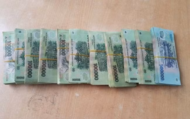 Ngày 17 và 18/9, cơ quan điều tra đã thực hiện lệnh bắt khẩn cấp các đối tượng Nguyễn Thị Chinh, Dương Quang Thái, Đặng Anh Cương (SN 1985, ở Hải Phòng) và Bùi Văn Ninh (SN 1957, ở Hải Phòng) can tội giết người. Qua khai thác, Bắc khai đã nhận tiền của Chinh và Thái để thuê một số đối tượng lập kế hoạch hạ độc thủ anh N. Theo đó, tháng 7/2010, Chinh nhờ Thái tìm địa chỉ của anh N. ở Hà Nội. Bắc nhận lời Thái với giá 150 triệu đồng rồi thuê 5 đối tượng đi tìm bắt nạn nhân với giá 100 triệu đồng. (Ảnh minh họa, nguồn internet)