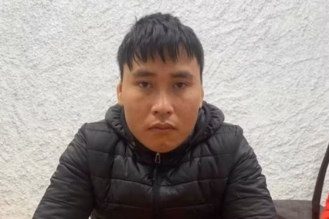 Tiếp nhận tin báo, Công an huyện Thường Tín phối hợp cùng một số phòng ban nghiệp vụ Công an thành phố Hà Nội khẩn trương có mặt tại hiện trường, đồng thời triển khai lực lượng truy bắt hung thủ. Trong quá trình vây bắt, lực lượng chức năng nhận thông tin Tùng gọi điện về gia đình cho biết đã sát hại chị L. và có ý định tự tử. Bằng nhiều biện pháp nghiệp vụ, CQĐT đã phát hiện và bắt giữ Nguyễn Văn Tùng khi đối tượng đang lẩn trốn tại địa bàn huyện Đông Anh (Hà Nội).