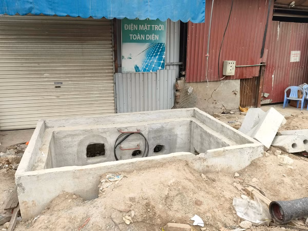 Ở một số khu vực, hệ thống hố ga thu, thoát nước cũng thi công dang dở nhưng không có rào chắn xung quanh để đảm bảo an toàn cho người dân đi lại trong khu vực.