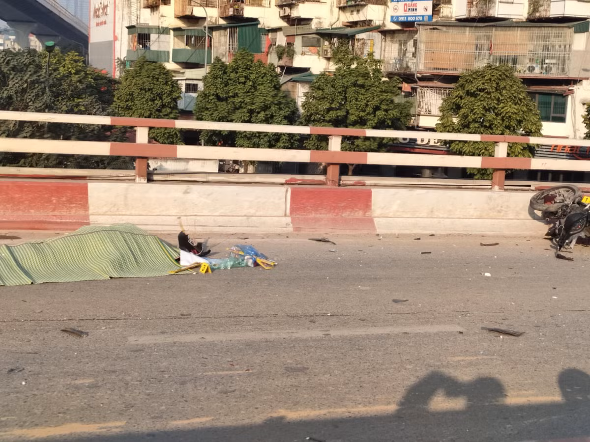 Sau đó, ô tô 29A853.xx tiếp tục đâm vào 2 ô tô khác cùng chiều. Vụ tai nạn khiến ông H. tử vong tại chỗ, 4 phương tiện hư hỏng. Vụ tai nạn khiến giao thông ùn tắc qua cầu vượt Vọng.