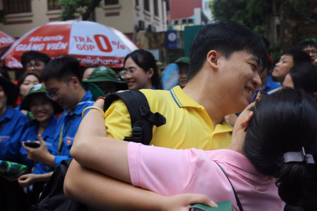 Phụ huynh mừng rỡ ôm con sau khi hoàn thành môn thi.