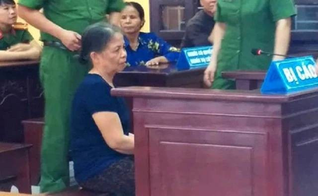 Sau đó, xe chở rác của thị xã Bỉm Sơn đi thu gom rác thải, trong đó có chiếc bao bì chứa thi thể bé A đem đến tập kết tại bãi chứa rác thải ở phường Đông Sơn (cách nhà nạn nhân khoảng 10 km). Sáng 27/11, một người nhặt rác đã phát hiện ra bao bì bên trong có thi thể cháu A. Với hành vi tàn nhẫn trên, bà X đã bị TAND tỉnh Thanh Hóa đã tuyên phạt 13 năm tù giam về tội "Giết người".